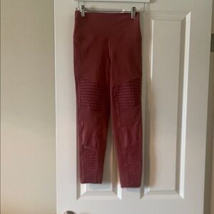 Alo High-Waist Ribbed Knee Leggings in Burgundy/Rose